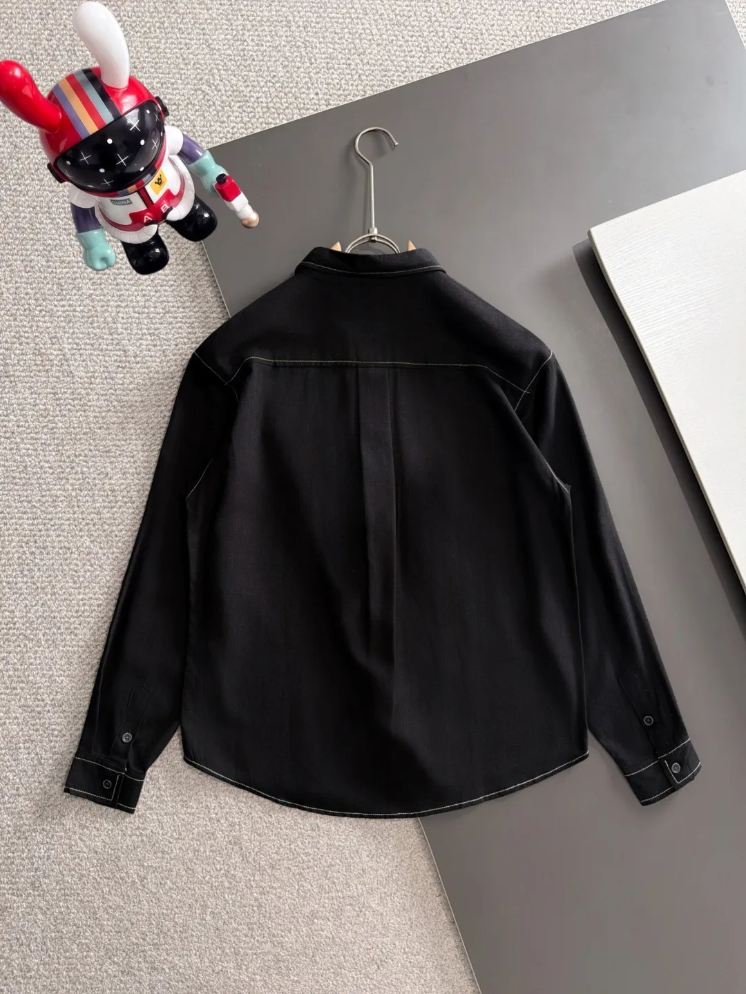 Next day shipment P195 Balenciaga 2025 Autumn and Winter New Arrival shirt, casual Versatile long-sleeved shirt, with a new style interpretation and eye-catching earth tones, the fashion trend index of the entire shirt immediately soared! Made of imported 100% poplin pure cotton material, the light, silky and lustrous silk fabric properties bring an unusual high-end visual sense, and the upper body comfort is needless to say. The hand-tailored pieces are unique in the market! Technological electrostatic pressure spraying machine. The fluff is attracted by the plant body due to the different electric potential. It accelerates vertically and flies up to the pattern that has been scraped and primed. It is then dried in a high-temperature pipe oven to increase the fastness. The fashionable small pointed collar is paired with a flat-angled hem design, which is simple and capable overall! Sizes:M-3XL